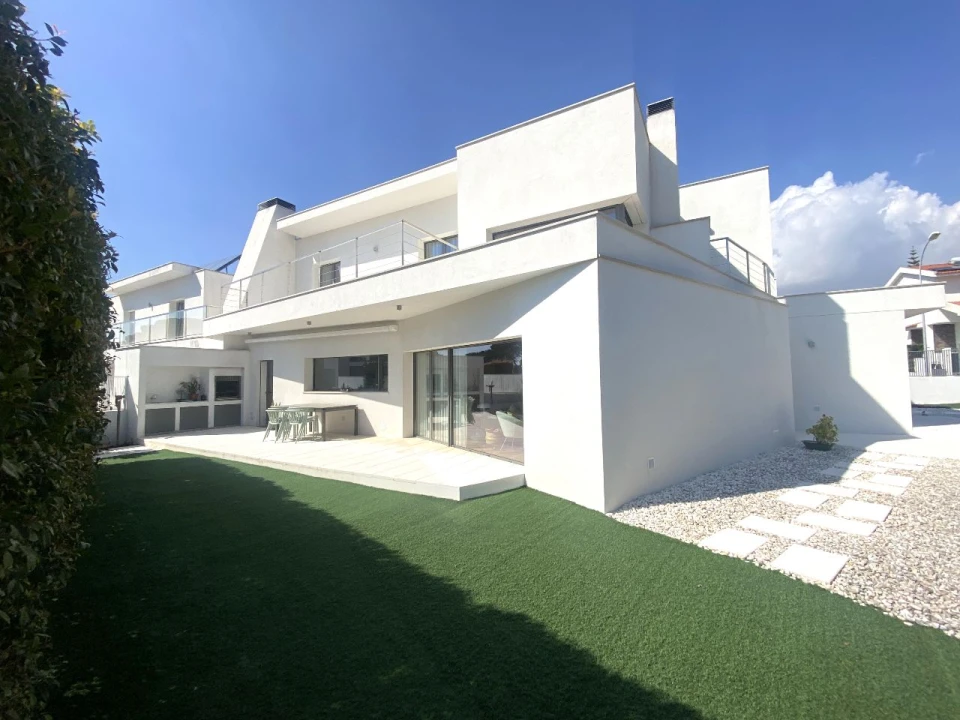 Moradia T4 para Venda em Queijas Foto 1