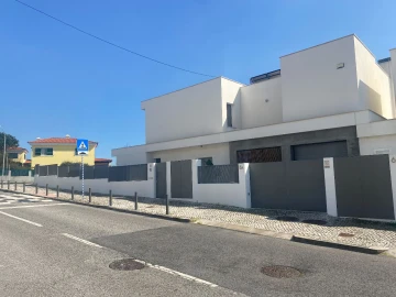 Moradia T4 para Venda em Queijas