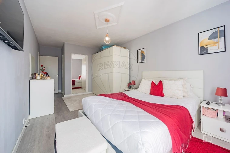 Apartamento T2 para Venda em Tapada das Mercês Foto 3