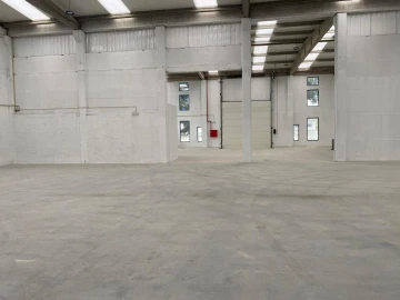 Armazém para Arrendamento em Pau Queimado