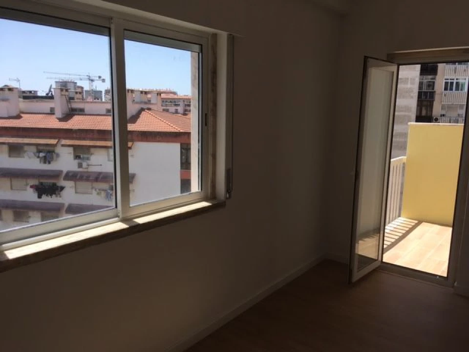 Apartamento T-3 para Venda em Mina de Água, Amadora Foto 3
