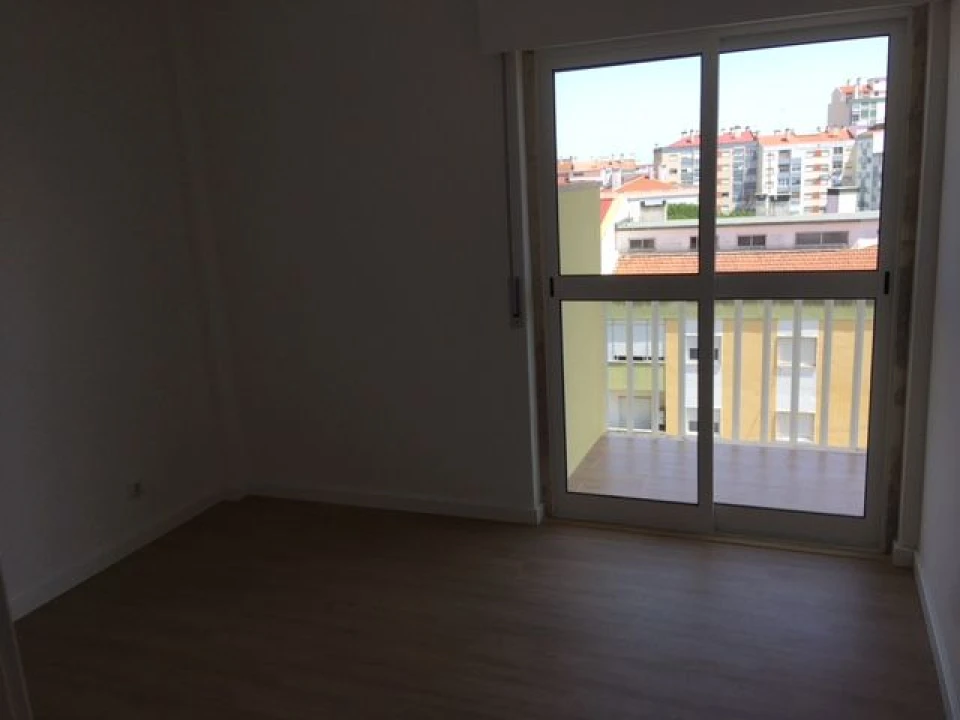 Apartamento T-3 para Venda em Mina de Água, Amadora Foto 1