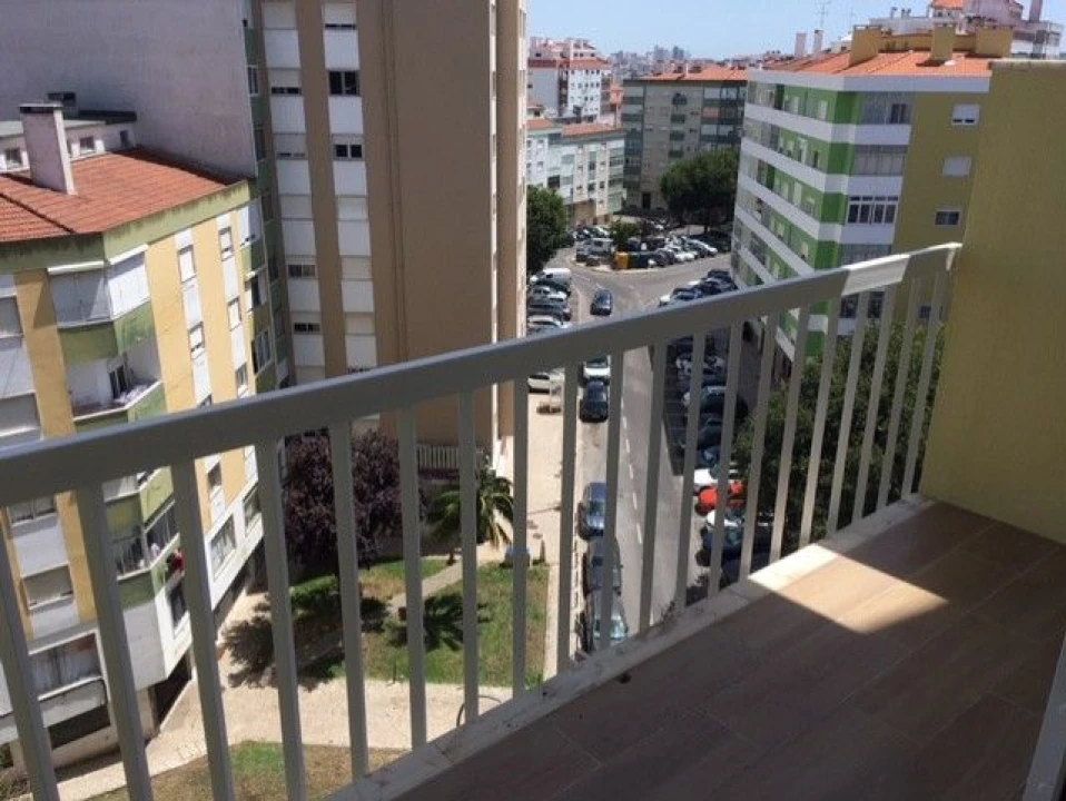 Apartamento T-3 para Venda em Mina de Água, Amadora Foto 2