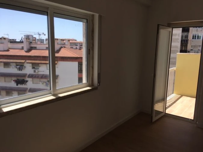 Apartamento T-3 para Venda em Mina de Água, Amadora Foto 3