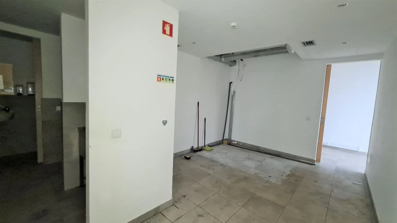 Loja para Arrendamento em SANTO ANTÓNIO Foto 7