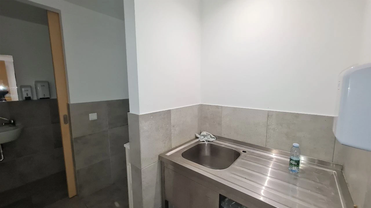 Loja para Arrendamento em SANTO ANTÓNIO Foto 9