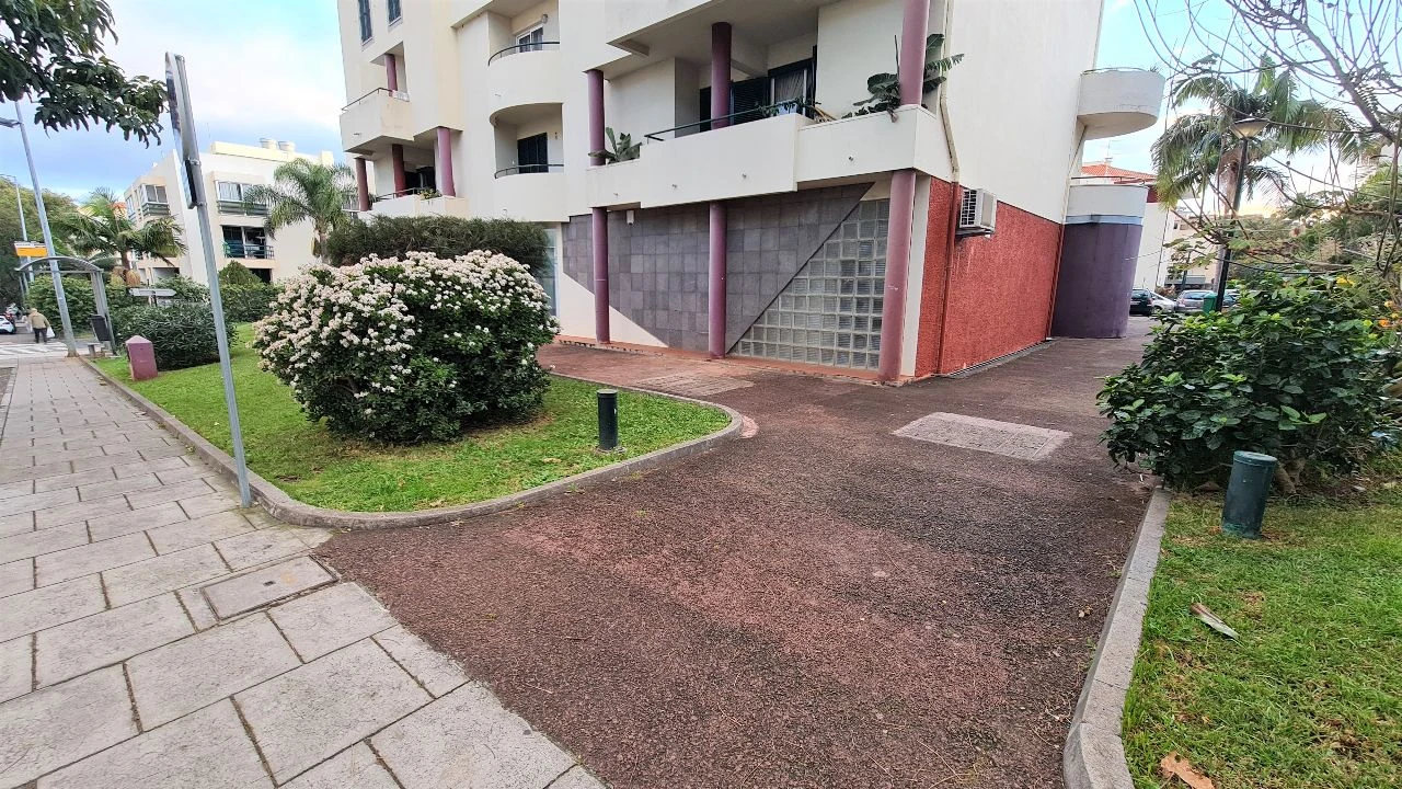 Loja para Arrendamento em SANTO ANTÓNIO Foto 10