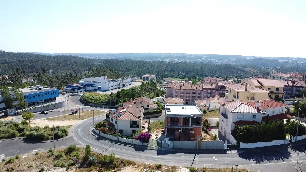 Moradia T4 para Venda em Telheiro Foto 6