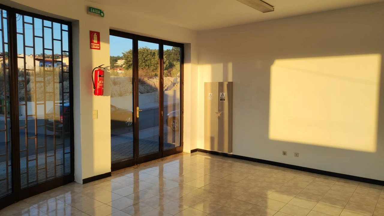 Loja para Arrendamento em Lordelo Foto 9