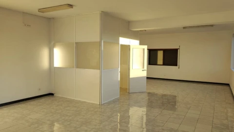 Loja para Arrendamento em Lordelo