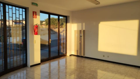 Loja para Arrendamento em Lordelo