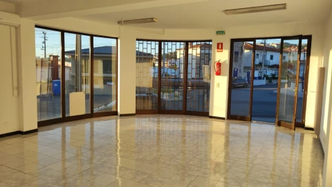 Loja para Arrendamento em Lordelo