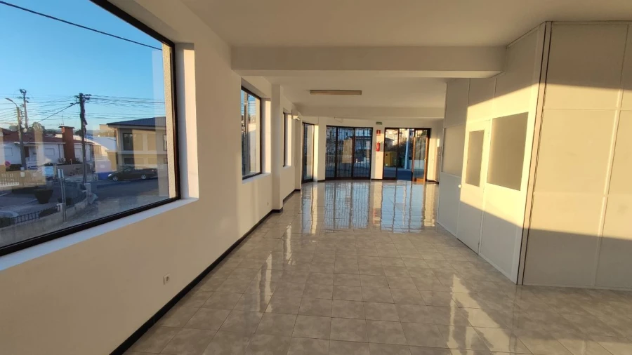Loja para Arrendamento em Lordelo Foto 18