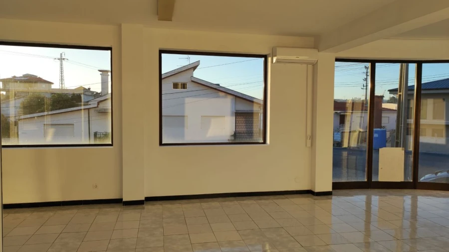 Loja para Arrendamento em Lordelo Foto 11
