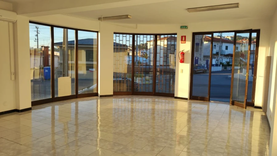 Loja para Arrendamento em Lordelo Foto 8