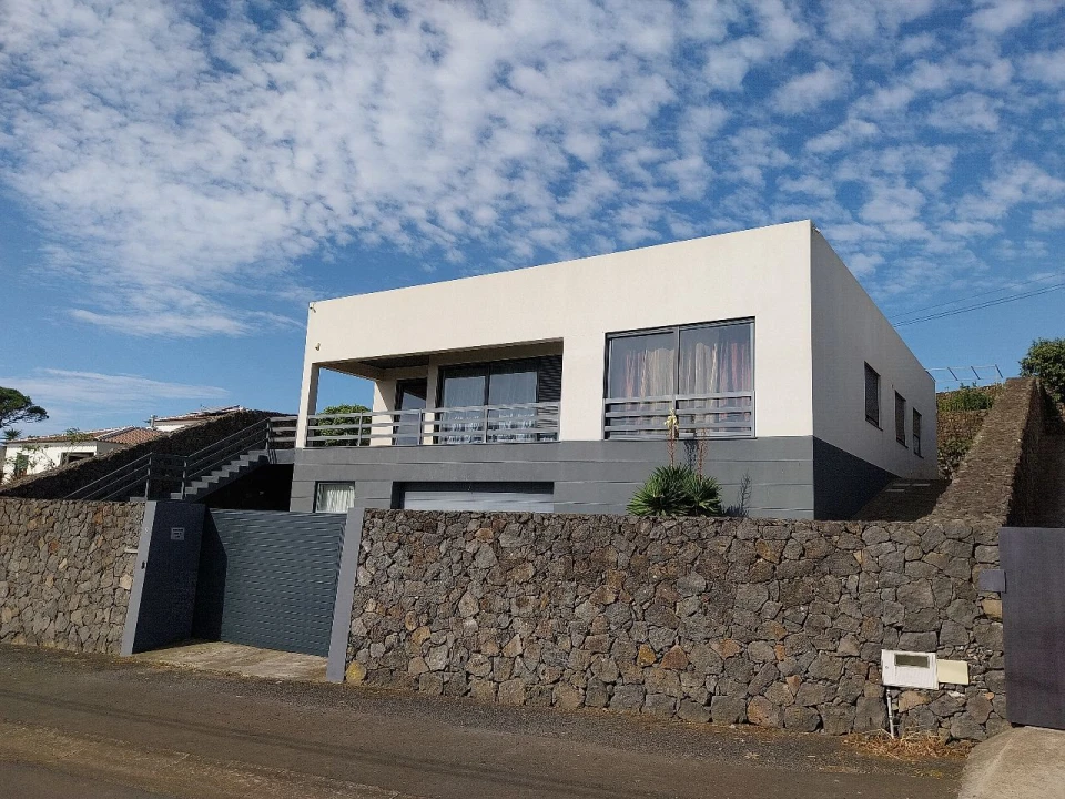 Moradia T3 para Venda em Angra do Heroísmo Foto 1