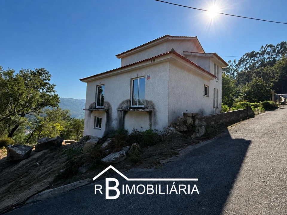 Moradia T4 para Venda em Valadares Foto 1