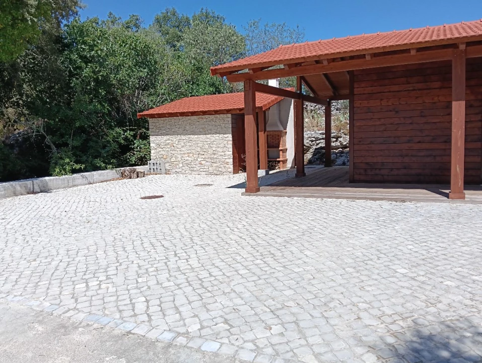 Moradia T1 para Venda em Alvados Foto 3