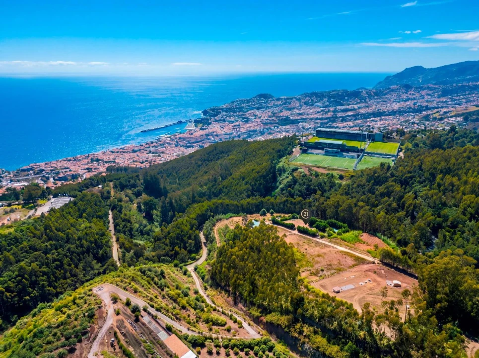 Terreno para Venda em Funchal Foto 1