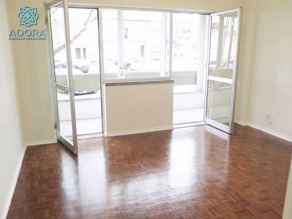 Apartamento T2 para Arrendamento em Linda a Velha Foto 1