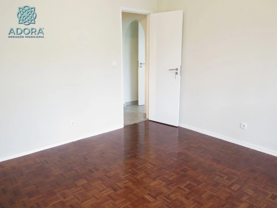Apartamento T2 para Arrendamento em Linda a Velha Foto 3