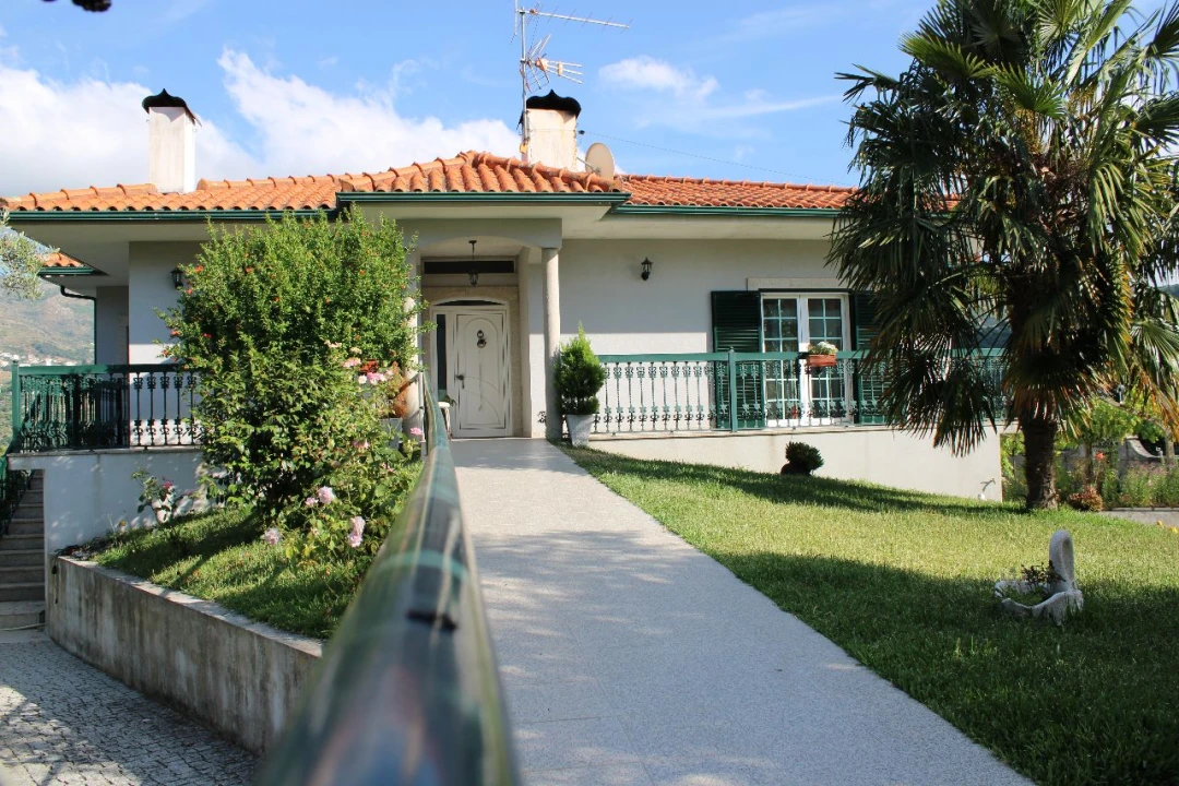 Moradia T4 para Venda em Frende Foto 1