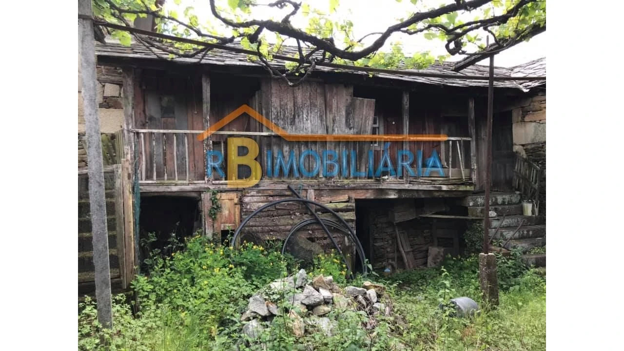 Moradia T4 para Venda em Alvarenga Foto 1