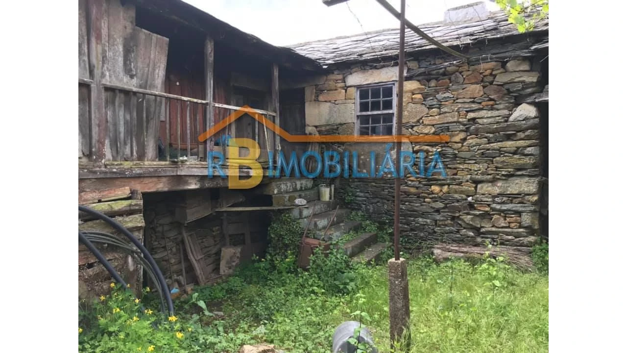 Moradia T4 para Venda em Alvarenga Foto 3