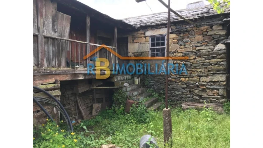 Moradia T4 para Venda em Alvarenga Foto 3