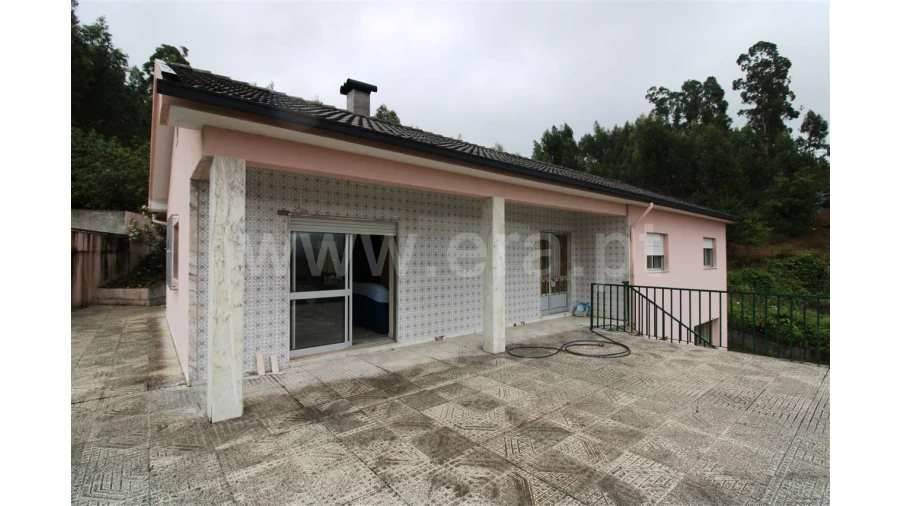 Moradia T5 para Venda em Taíde Foto 1