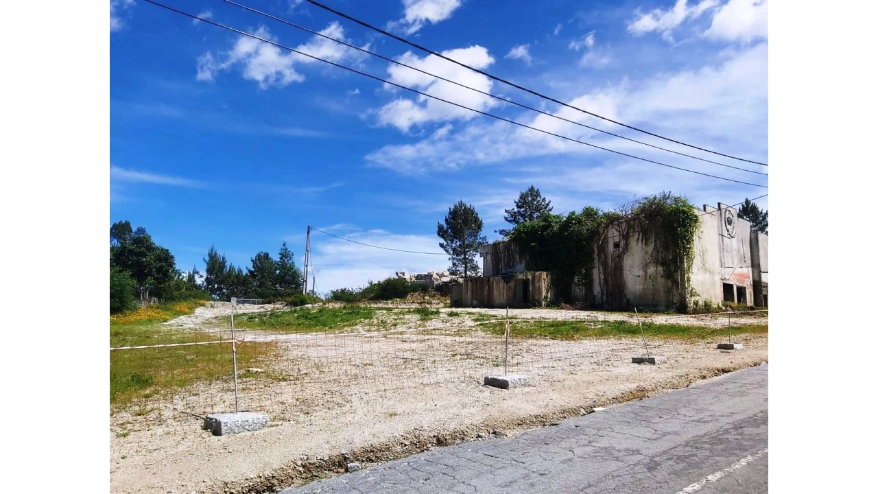 Terreno para Venda em Lanhoso Foto 1