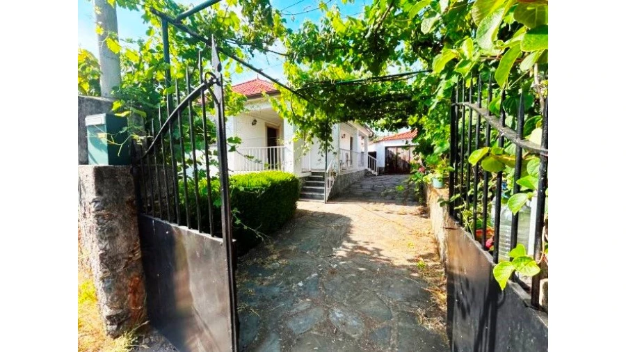 Moradia T4 para Venda em Estevianas Foto 3