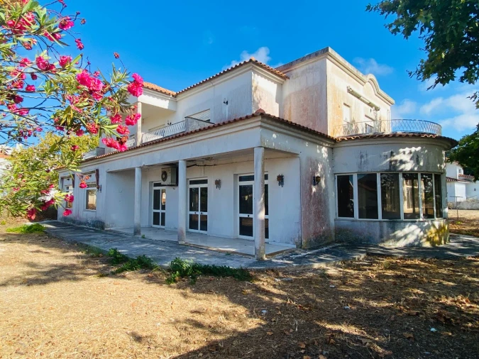 Moradia T8 para Venda em Caixas Foto 1