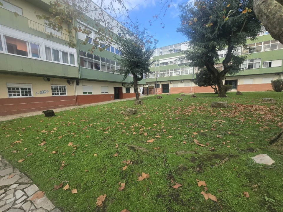 Apartamento T4 para Venda em Rio de Mouro Foto 64