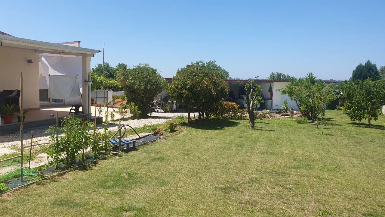 Moradia T4 para Venda em Carvide Foto 11